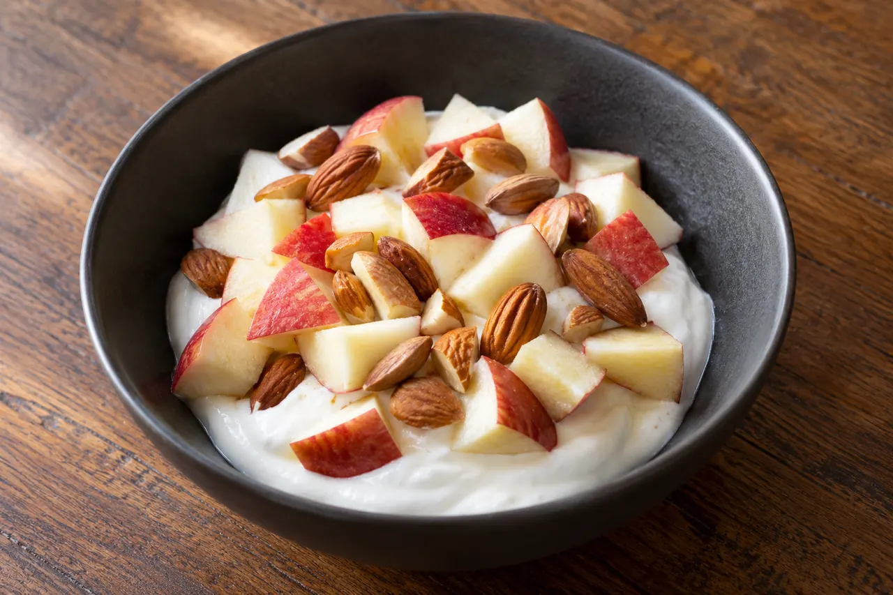 Bol de yogur, manzana y almendras · imagen ilustrativa