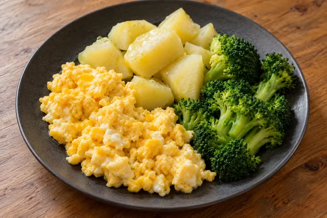 Huevos revueltos con patata y brócoli · imagen ilustrativa
